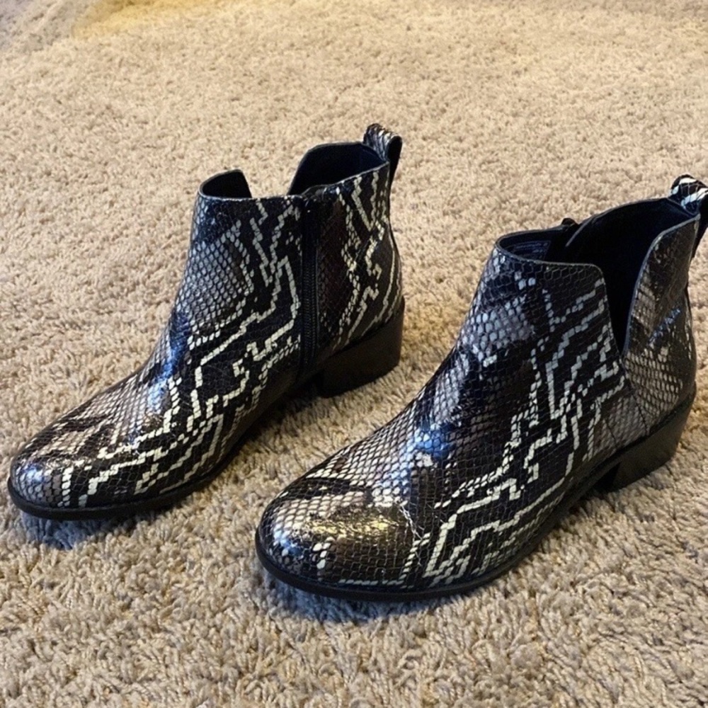Vionic Ankle Boots Women’s Size 7.5 Clara Boa Snakeskin Print Side Zip